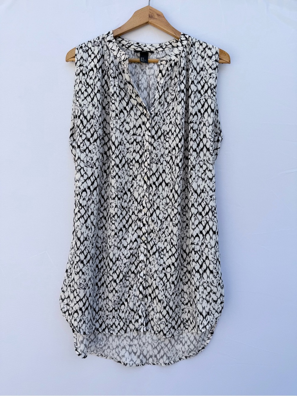 H&M Sleeveless Tunic, Black & White Snakeskin Button Down Tunic, Size 8, NWOT